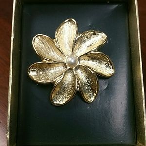 Gold and pearl brooch